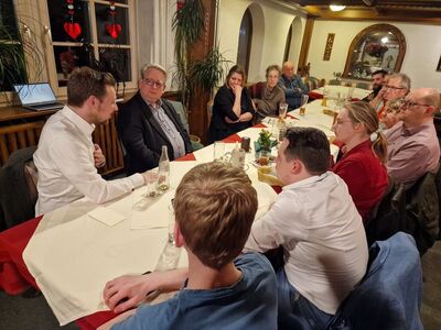 Der Bundestagsabgeordnete Kevin Leiser, der auch im Verteidigungsausschuss sitzt, im Gespräch. Foto: Tanja Witkowski